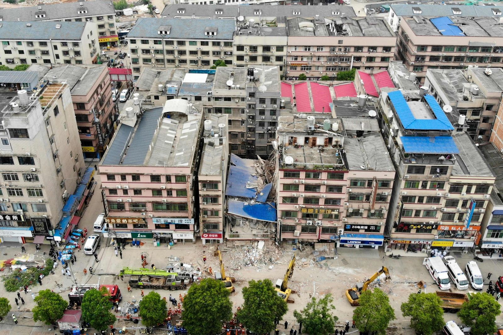 Hiện trường vụ sập tòa nhà 6 tầng ở thành phố Trường Sa, tỉnh Hồ Nam của Trung Quốc ngày 29/4. Ảnh AFP