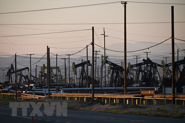Thiết bị bơm dầu thô tại giếng dầu South Belridge ở hạt Kern, bang California (Mỹ) ngày 26/2. (Ảnh: AFP/TTXVN)