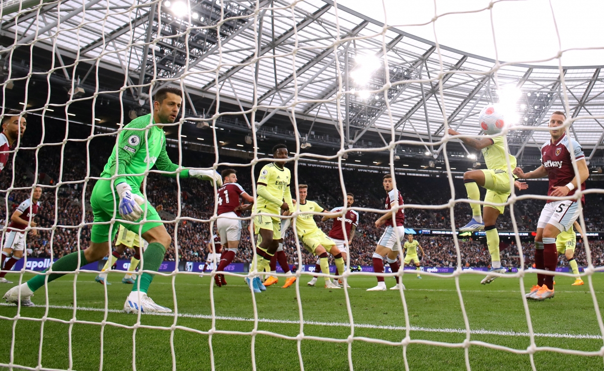 Rob Holding bật cao đánh đầu tung lưới West Ham sau quả phạt góc của Bukayo Saka ở phút 38. (Ảnh: Reuters)