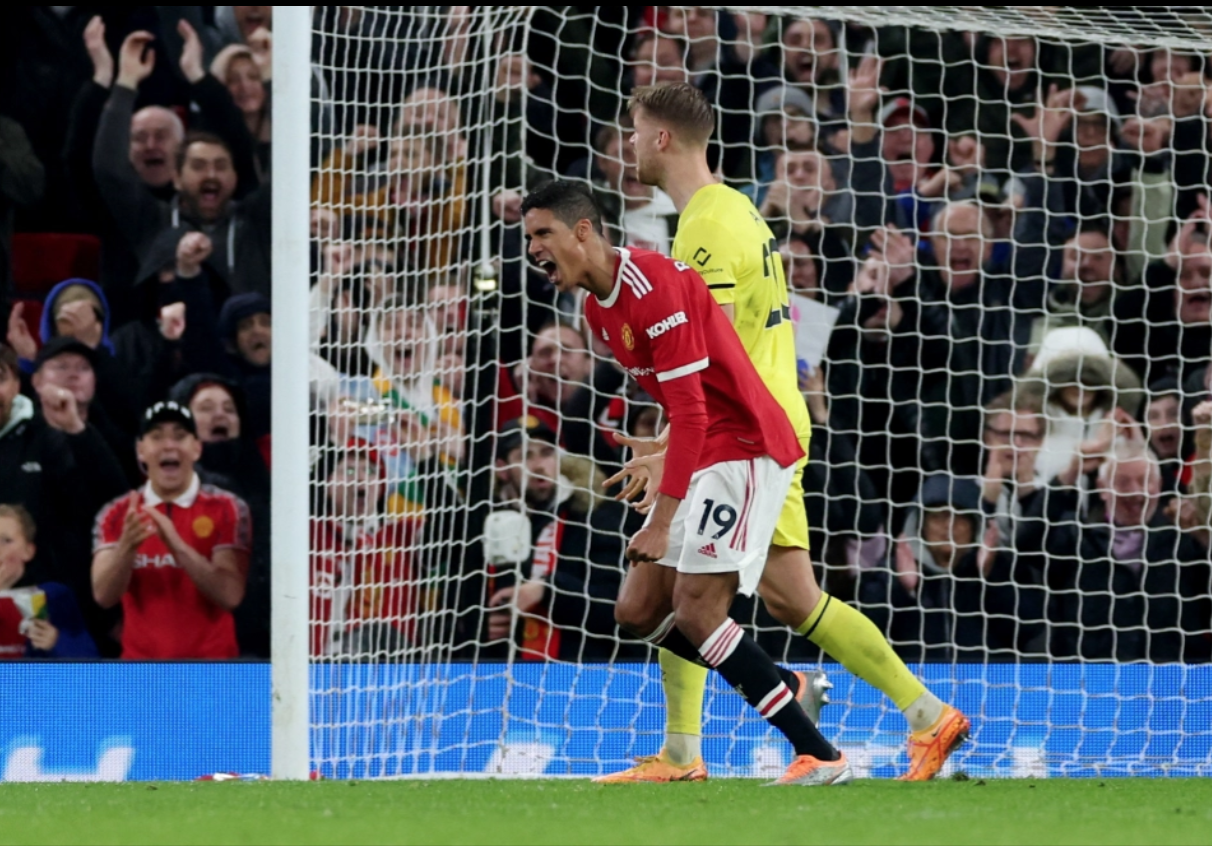 Varane (áo đỏ) ghi bàn đầu tiên cho M.U. Ảnh REUTERS