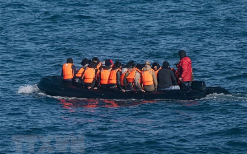 Người di cư tìm cách vượt qua eo biển Manche vào Anh. (Ảnh: AFP/TTXVN)