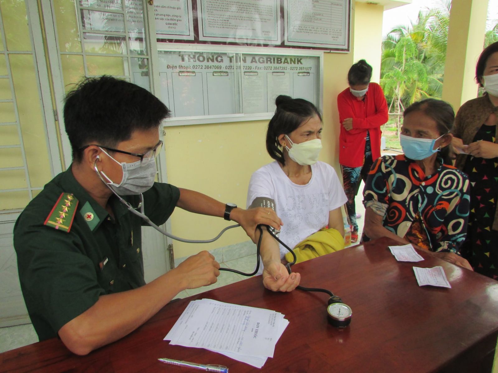 Quân y Đồn Biên phòng Tuyên Bình phối hợp khám bệnh miễn phí cho người dân