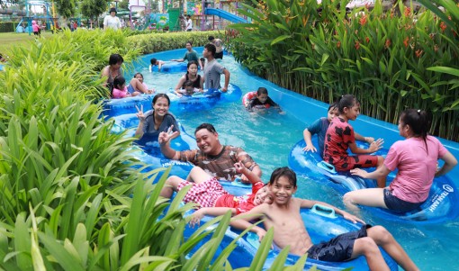 Long An: Cȏng viên nước Dino Water Park đόn hàng ngàn lượt khách trong vὸng 3 ngày