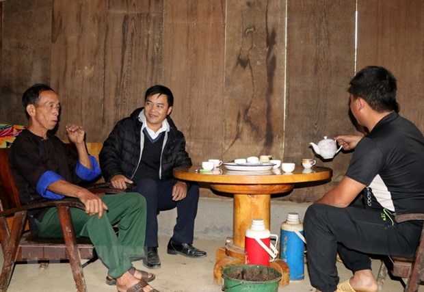Toàn văn quy định của Bộ Chính trị về luân chuyển cán bộ Anh Sùng A Dinh (thứ 2, từ trái sang), Chủ tịch Ủy ban Nhân dân xã Chế Tạo, huyện Mù Cang Chải, tỉnh Yên Bái là cán bộ luân chuyển, gần gũi nhân dân để vận động bà con thực hiện đúng chủ trương, chính sách của Đảng, Nhà nước. (Ảnh: Việt Dũng/TTXVN)