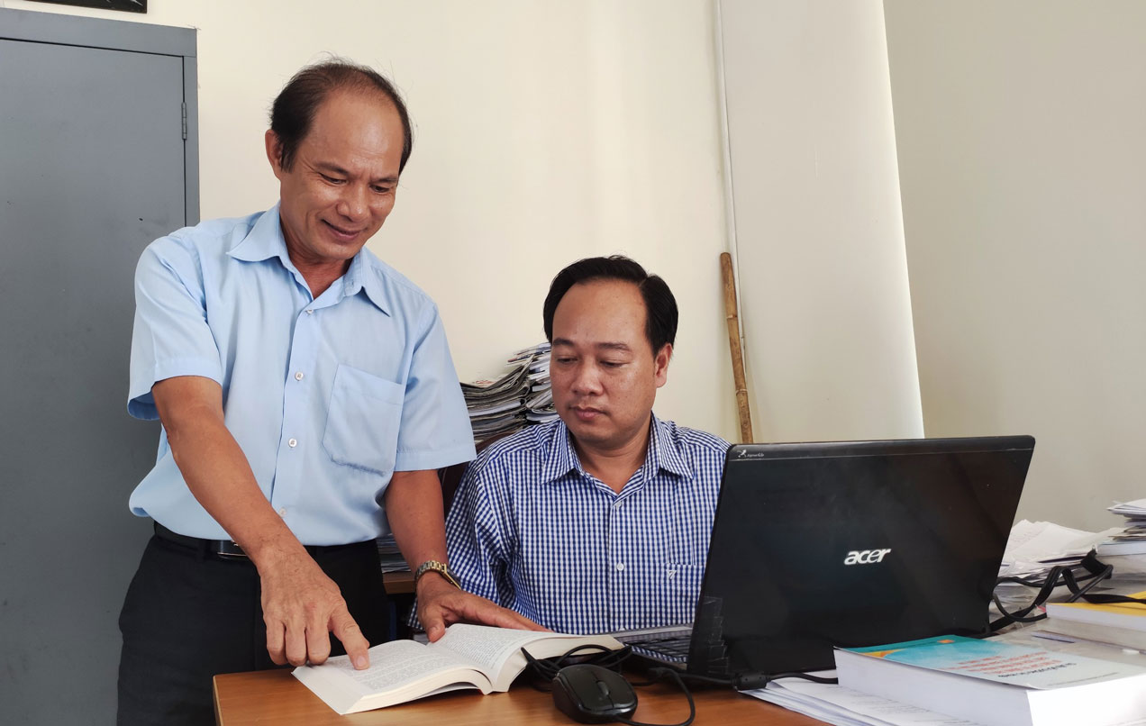 Thầy Trần Thanh Phong (bên phải) thường xuyên trao đổi chuyên môn, nghiệp vụ với đồng nghiệp để nâng cao chất lượng giảng dạy