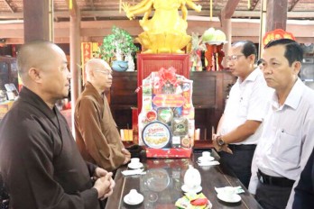 Lãnh đạo huyện Cần Giuộc chúc mừng Đại lễ Phật đản