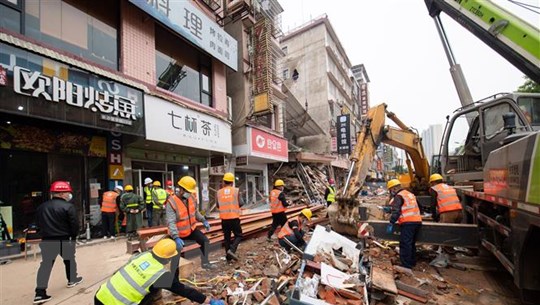 Hiện trường vụ sập nhà ở tỉnh Hồ Nam, Trung Quốc. (Ảnh: THX/TTXVN)