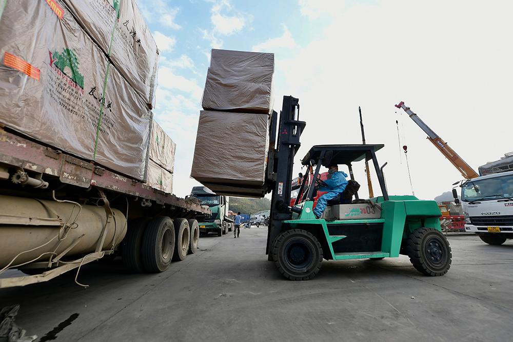 Xuất khẩu nông sản, hàng hóa sang thị trường Trung Quốc qua các cửa khẩu ở Lạng Sơn tăng nhanh trong những ngày qua. Ảnh VẤN TÂM