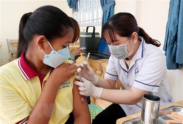 Tiêm vaccine cho trẻ em dưới 12 tuổi tại Sóc Trăng. (Ảnh: Trung Hiếu/TTXVN)