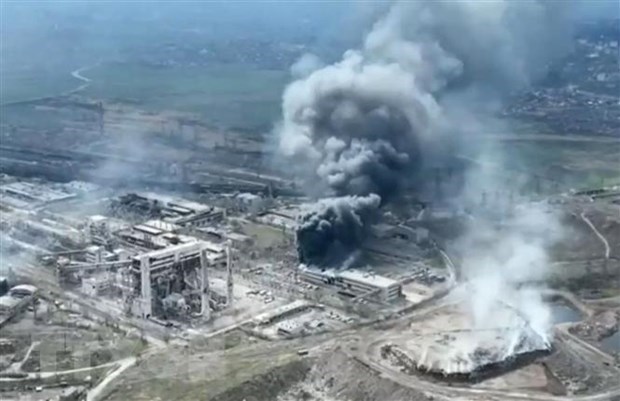 Khói bốc lên tại nhà máy luyện thép Azovstal ở thành phố Mariupol ngày 19/4. (Ảnh: AFP/TTXVN)