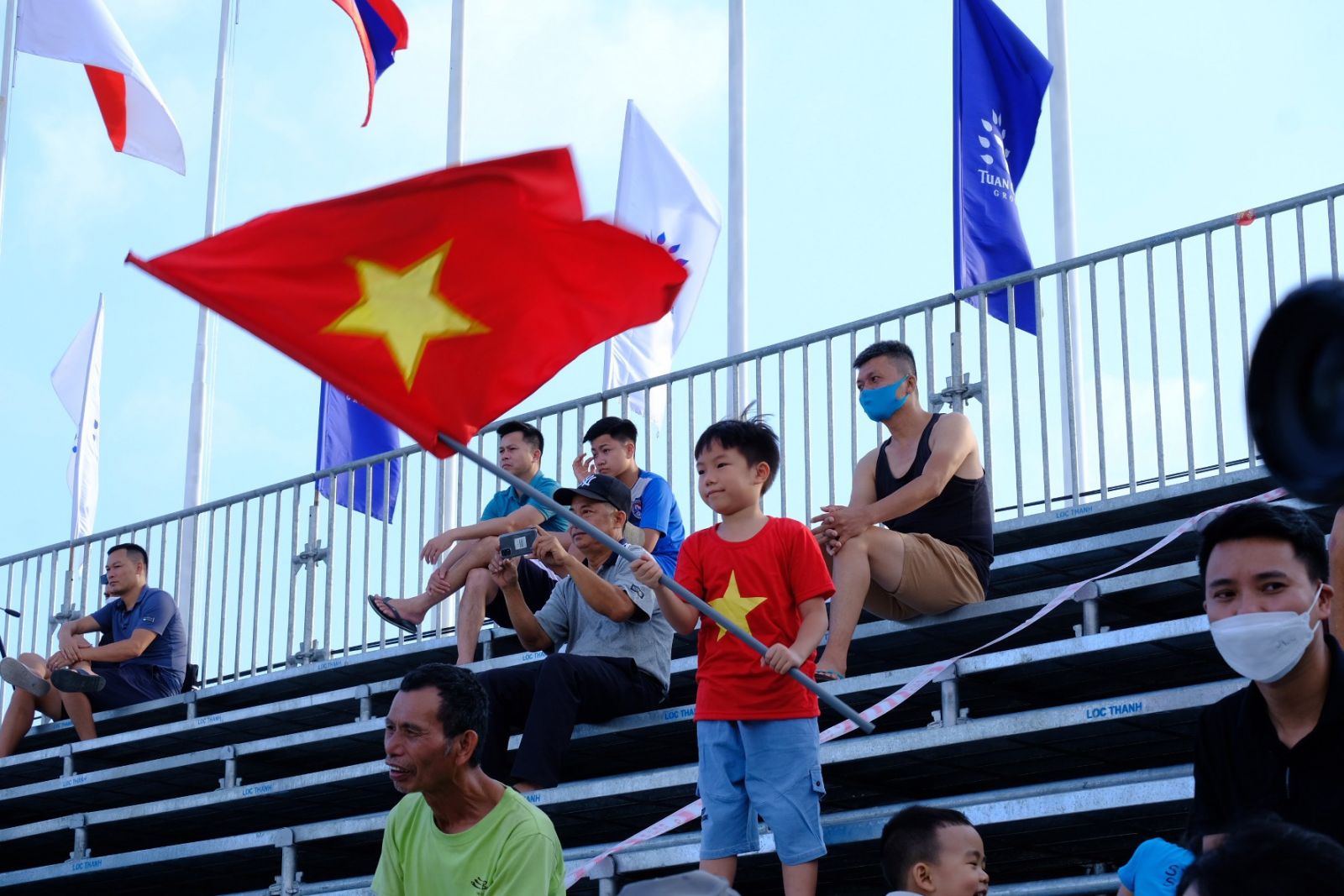 CĐV nhí trên khán đài Tuần Châu cổ vũ cho đội tuyển bóng ném Việt Nam. Ảnh LÃ NGHĨA HIẾU