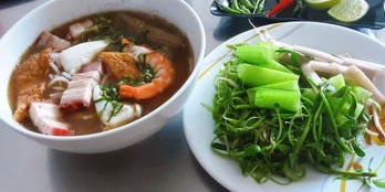 Ăn bún mắm, ăn 'viên ngọc phương Đông' trong kho báu Việt Nam