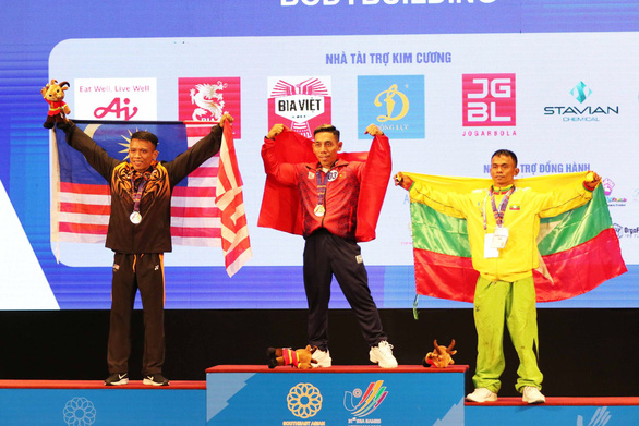 Ở tuổi 46, lực sĩ Phạm Văn Mách lần thứ hai đăng quang SEA Games trên sân nhà