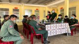Bộ đội Biên phòng Long An tặng quà lực lượng bảo vệ biên giới Campuchia