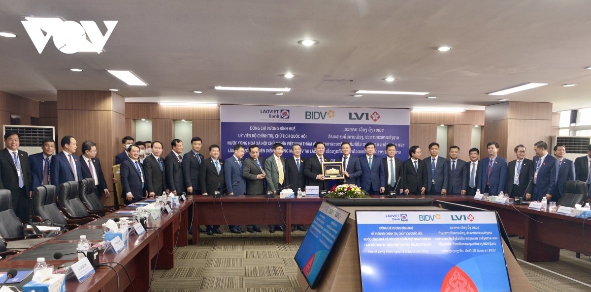 Chủ tịch Quốc hội thăm và làm việc với các hiện diện thương mại BIDV tại Lào