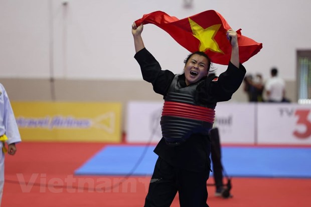 Võ sỹ Quàng Thị Thu Nghĩa vỡ òa sung sướng sau khi biết bản thân giành huy chương vàng SEA Games 31. (Ảnh: PV/Vietnam+)