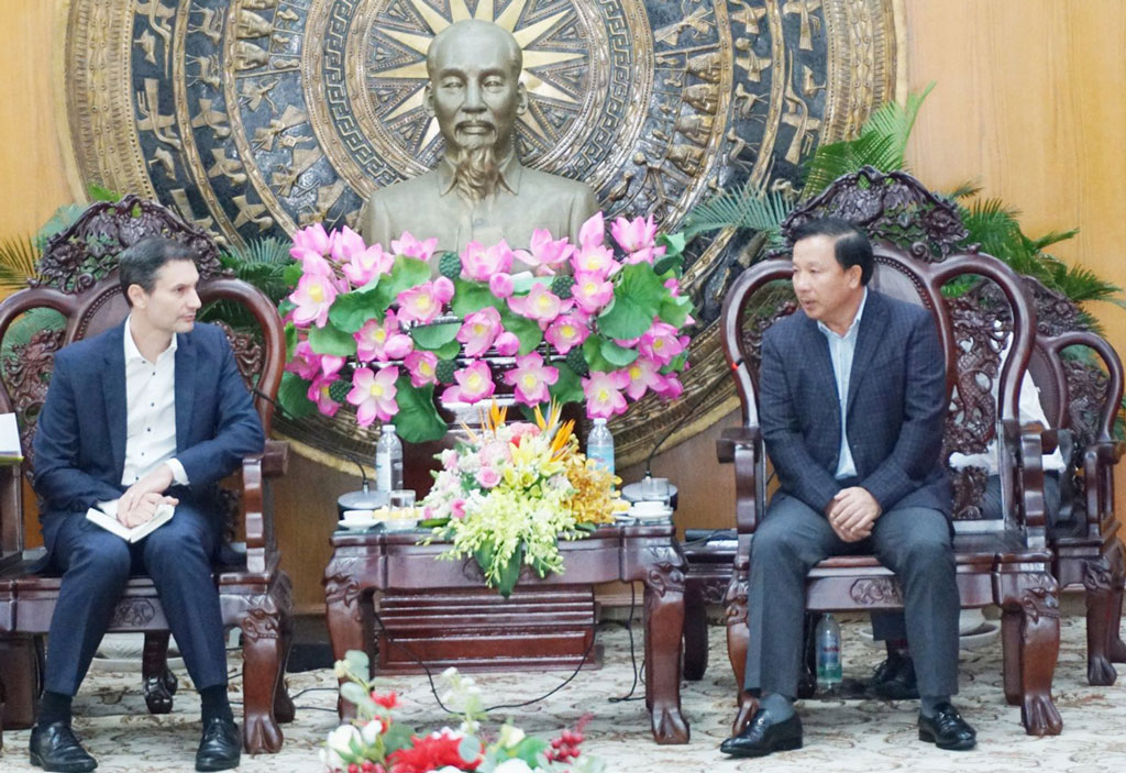Chairman of the Provincial People's Committee - Nguyen Van Ut said that the province would always accompany and create favorable conditions for investors to learn about Long An market