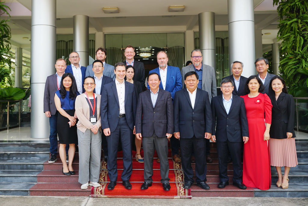 Chairman of Long An People's Committee - Nguyen Van Ut receives and works with Commercial Service of Austrian Embassy in HCMC Provincial leaders receive and work with the Austrian delegation (Photo: The delegation took a souvenir photo)