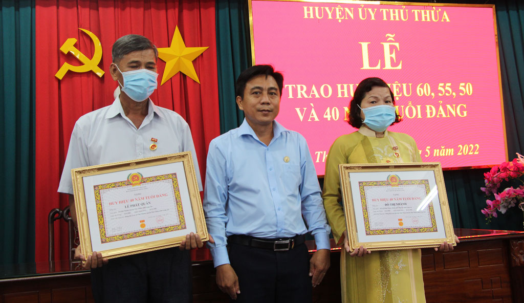 Thủ Thừa trao Huy hiệu Đảng đợt 19/5