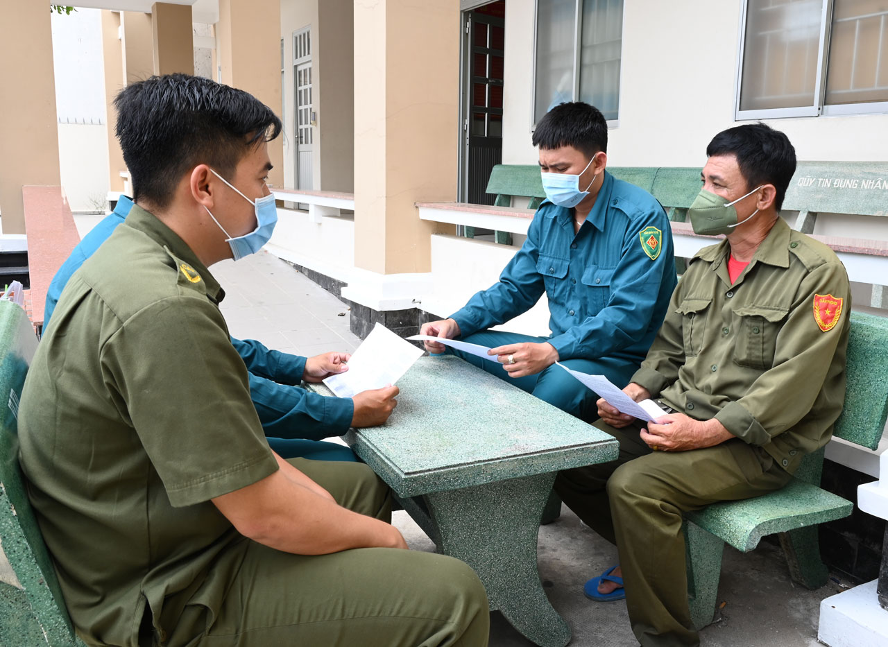 Anh Châu Ngọc Bảo Sơn (bìa phải)thường xuyên cùng anh em dân phòng trao đổi về các đối tượng nghi vấn được các địa phương khác thông tin, nhờ hỗ trợ