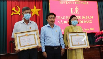 Thủ Thừa trao Huy hiệu Đảng đợt 19/5 Thủ Thừa trao Huy hiệu Đảng đợt 19/5