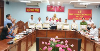 Thị ủy Kiến Tường trao Huy hiệu Đảng đợt 19/5 Thị ủy Kiến Tường trao Huy hiệu Đảng đợt 19/5