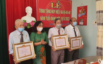 Tân Thạnh trao Huy hiệu Đảng đợt 19/5 Tân Thạnh trao Huy hiệu Đảng đợt 19/5