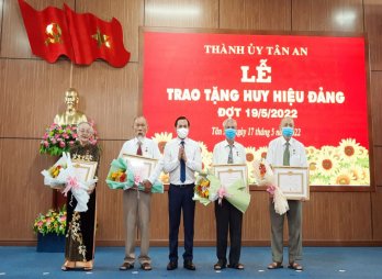 TP.Tân An trao Huy hiệu Đảng đợt 19/5