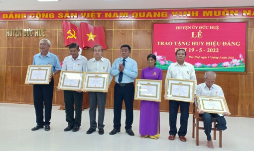 Đức Huệ trao Huy hiệu Đảng đợt 19/5 Đức Huệ trao Huy hiệu Đảng đợt 19/5