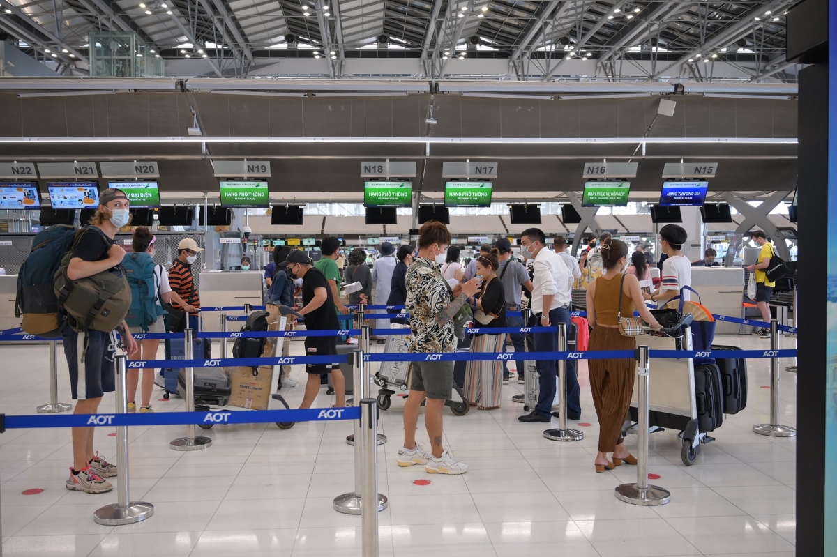 Du khách Việt Nam và du khách ngoại quốc xếp hàng chờ làm thủ tục tại khu vực sân bay Hà Nội. (Ảnh: Bamboo Airways)