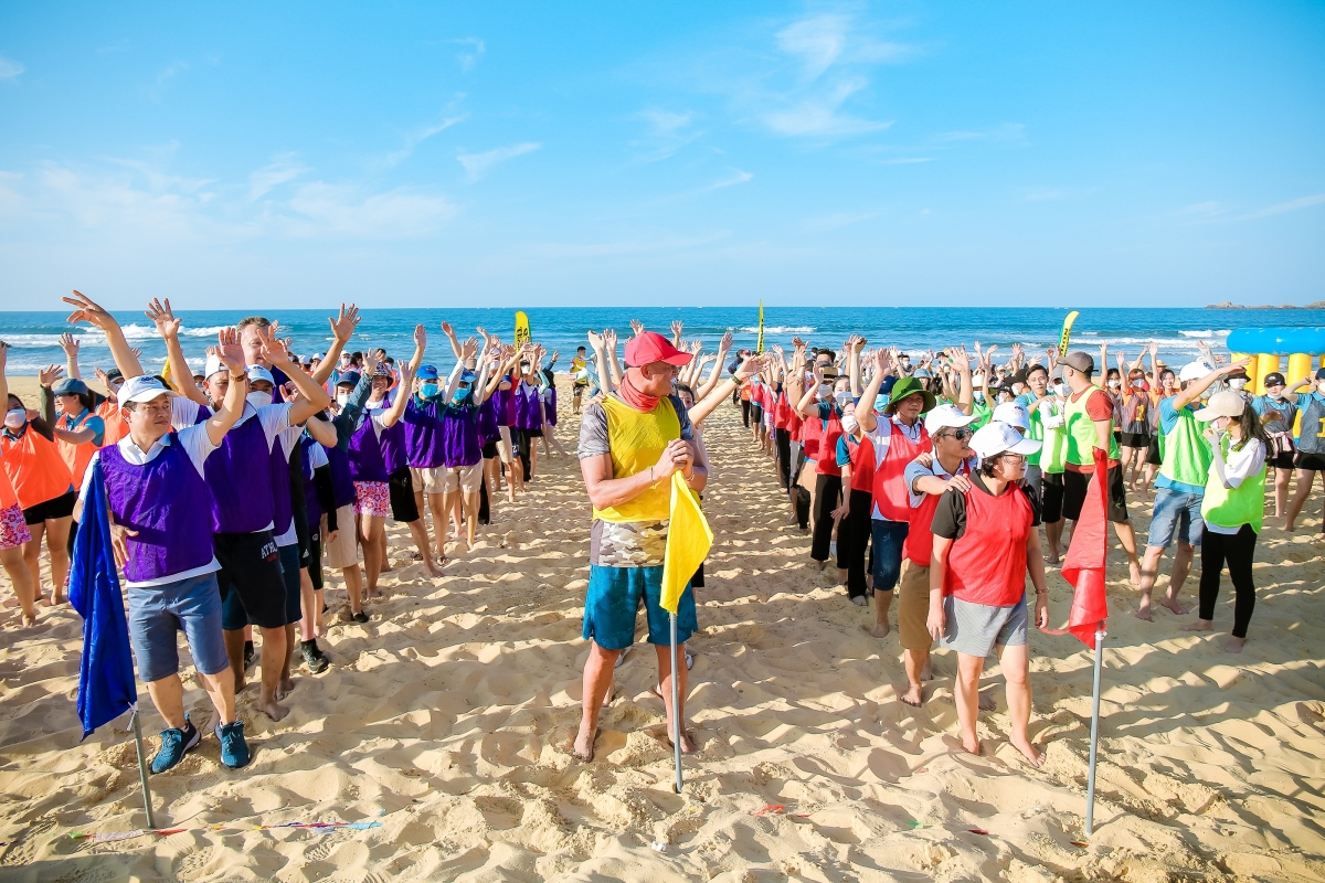 Đoàn khách MICE tổ chức team building tại bãi biển Quy Nhơn. (Ảnh: FLC Quy Nhơn)