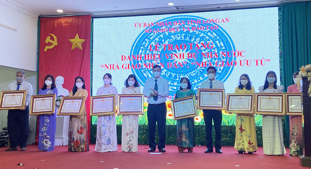 Cô Võ Thị Ngon (thứ 4, trái qua) nhận danh hiệu Nhà giáo ưu tú năm 2021