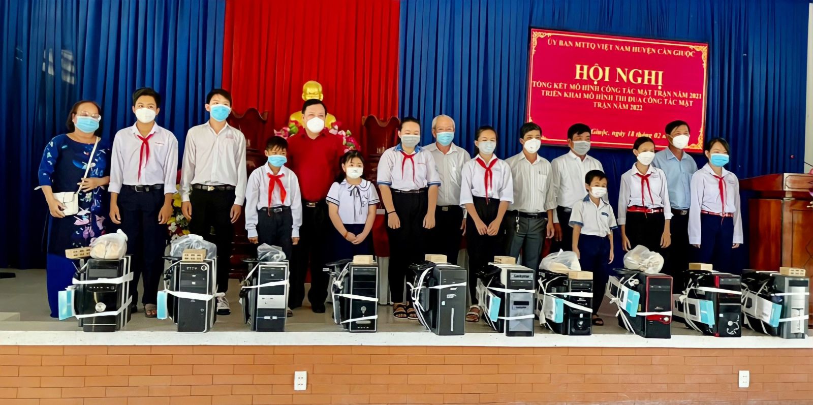 UBMTTQ Việt Nam huyện Cần Giuộc tặng máy tính cho học sinh, sinh viên có hoàn cảnh khó khăn