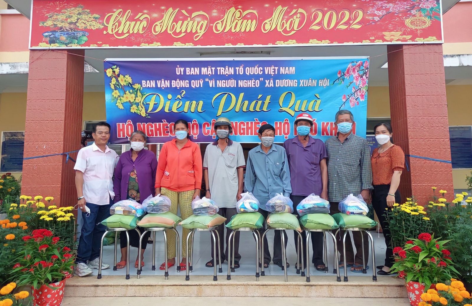 Tận tâm, chung tay chăm lo cho người nghèo Công tác chăm lo đời sống cho hộ nghèo, cận nghèo, khó khăn luôn được MTTQ các cấp trong tỉnh quan tâm, thực hiện
