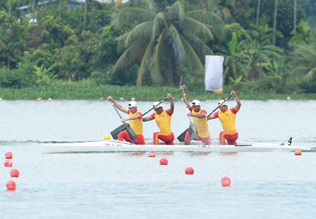 4 vận động viên Phạm Hồng Quân, Nguyễn Quốc Toản, Hiền Nam, Trần Thanh của đội tuyển Việt Nam đã xuất sắc về nhất ở nội dung thuyền 4 nam Canoeing 1000m (MC4 1000) để đoạt huy chương Vàng. (Ảnh: Minh Đức/TTXVN)