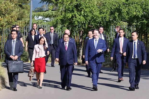 Thủ tướng Phạm Minh Chính đến thăm Trụ sở Tập đoàn Apple. (Ảnh: Dương Giang/TTXVN)