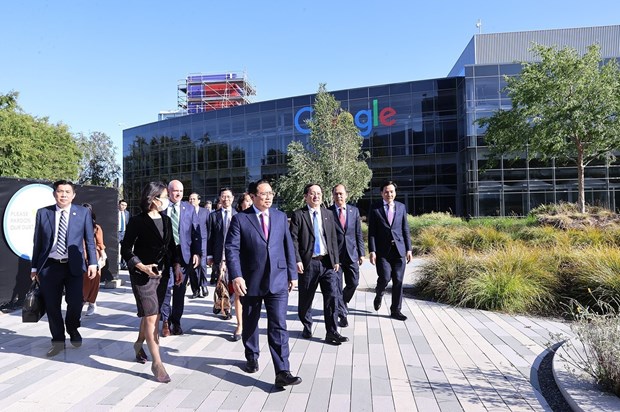 Thủ tướng Phạm Minh Chính đến thăm Trụ sở Tập đoàn Google. (Ảnh: Dương Giang/TTXVN)
