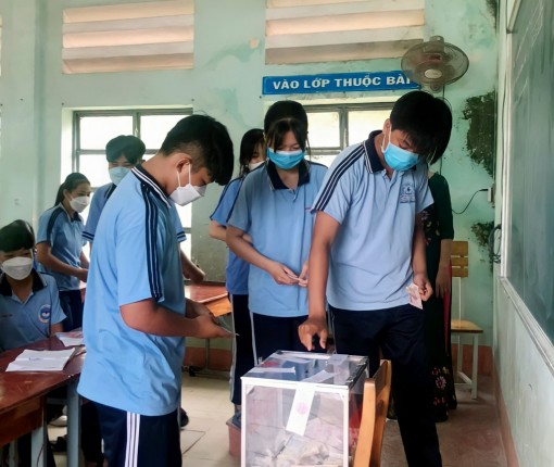 Chung tay, sẻ chia khó khăn với học sinh mắc bệnh hiểm nghèo Chung tay, sẻ chia khó khăn với học sinh mắc bệnh hiểm nghèo