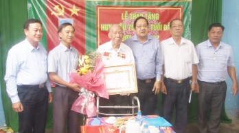 Lãnh đạo tỉnh Long An trao tặng Huy hiệu 75 năm tuổi Đảng cho đồng chí Uông Đình Động