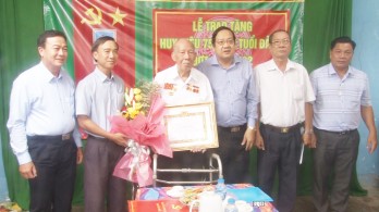 Lãnh đạo tỉnh Long An trao tặng Huy hiệu 75 năm tuổi Đảng cho đồng chí Uông Đình Động Lãnh đạo tỉnh Long An trao tặng Huy hiệu 75 năm tuổi Đảng cho đồng chí Uông Đình Động