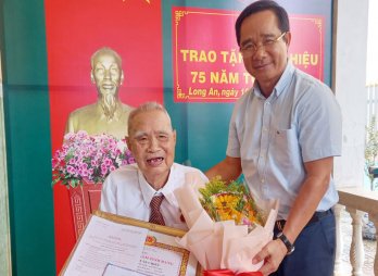 Bí thư Tỉnh ủy Long An – Nguyễn Văn Được trao Huy hiệu Đảng cho đồng chí Nguyễn Văn Chiểu