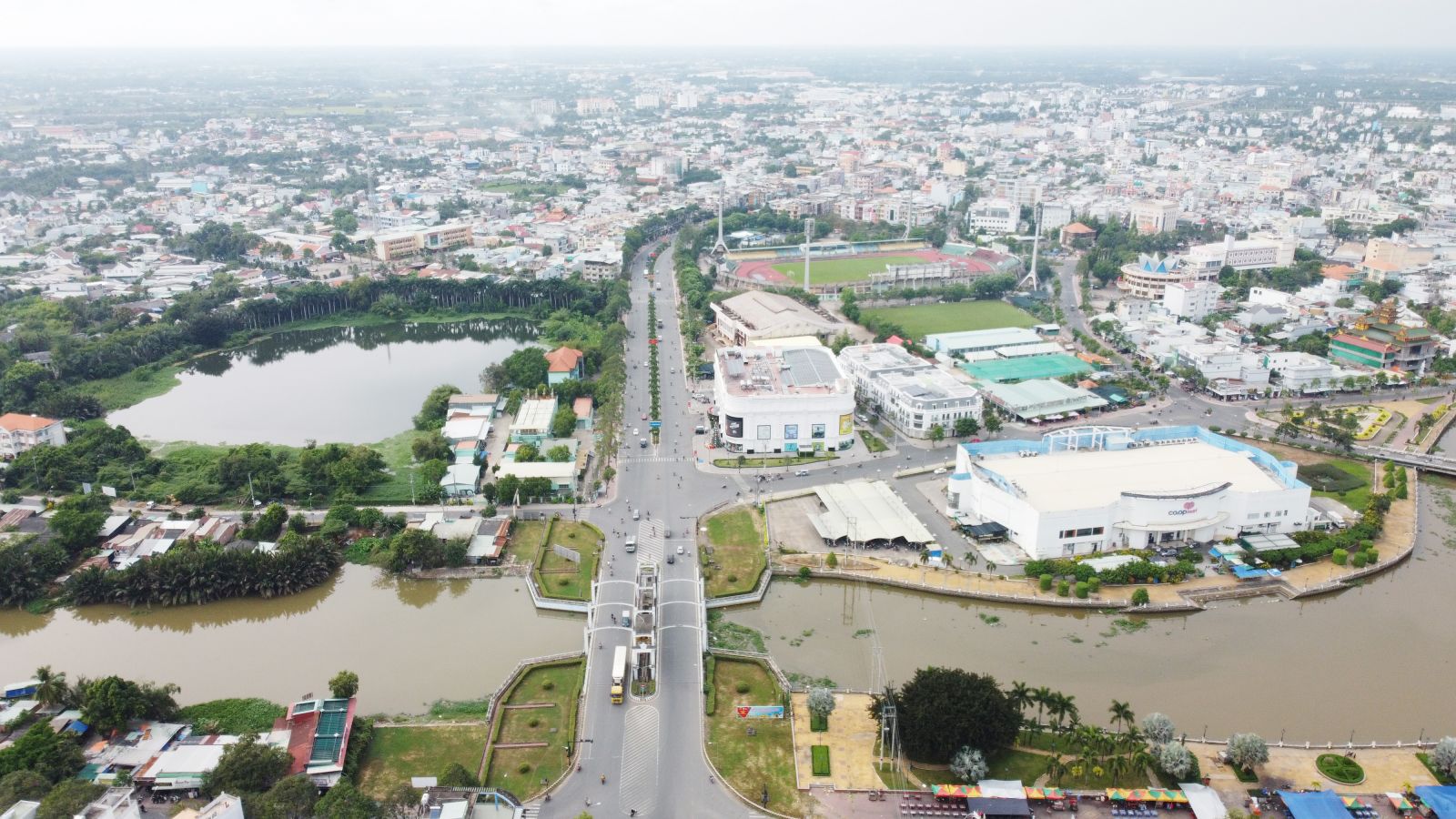 Bên những dòng kênh đào huyền thoại