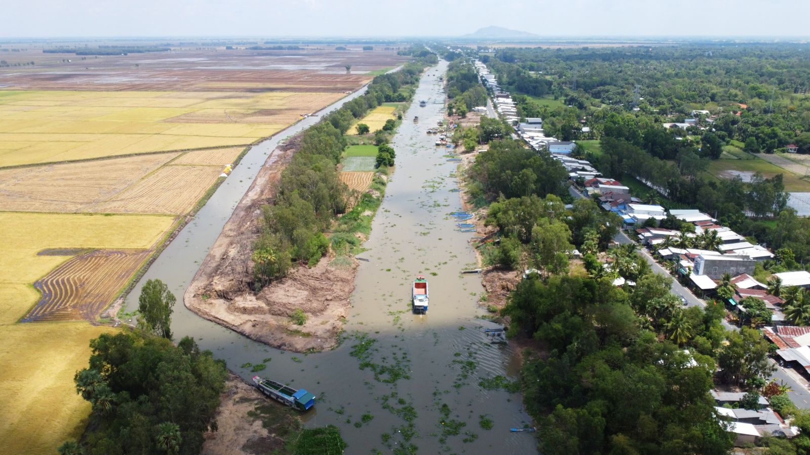 Bên những dòng kênh đào huyền thoại