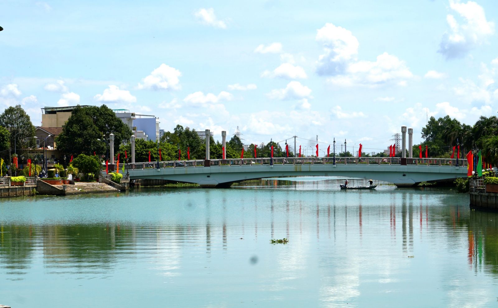 Bên những dòng kênh đào huyền thoại