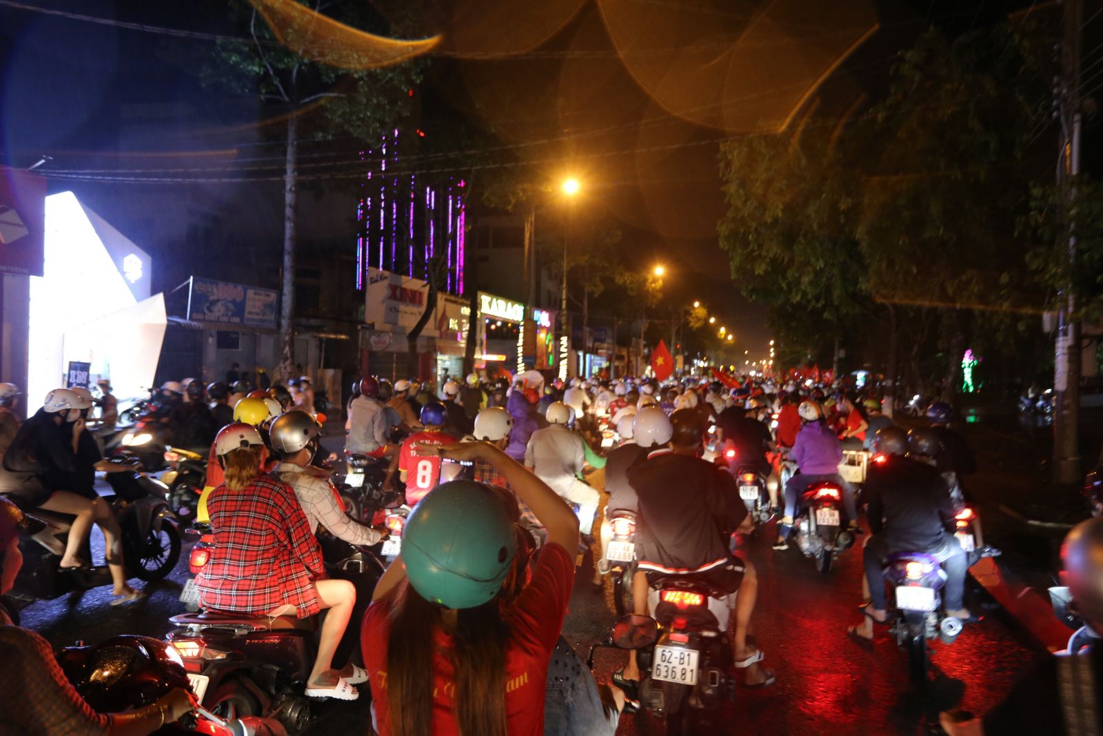 Hàng ngàn người hâm mộ bóng đá Long An ăn mừng chiến thắng
