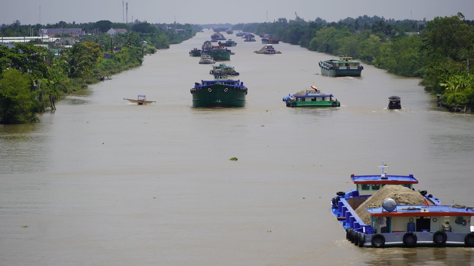 Bên những dòng kênh đào huyền thoại