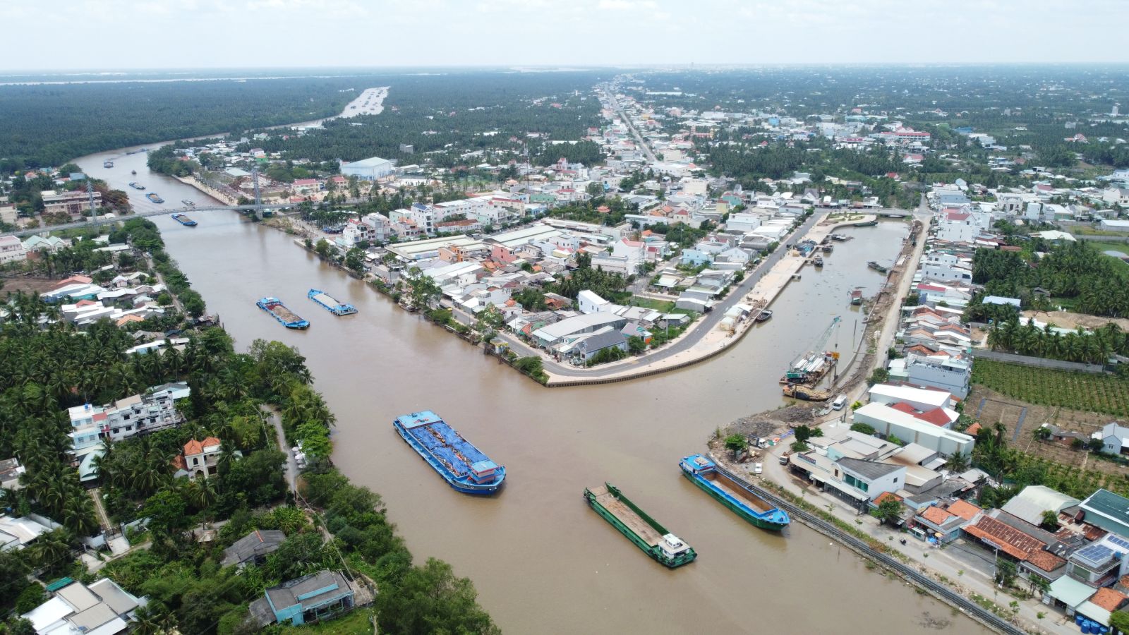 Bên những dòng kênh đào huyền thoại