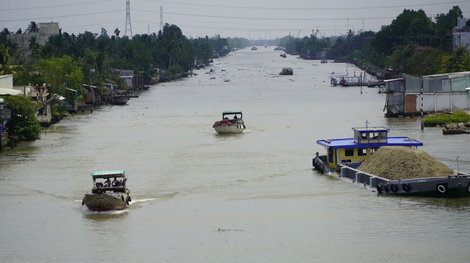 Bên những dòng kênh đào huyền thoại