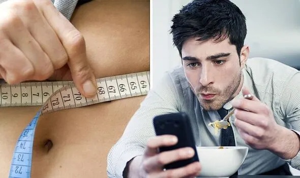 Các nhà khoa học đã cảnh báo việc xem điện thoại trong giờ ăn có thể làm tăng mỡ bụng. Ảnh SHUTTERSTOCK