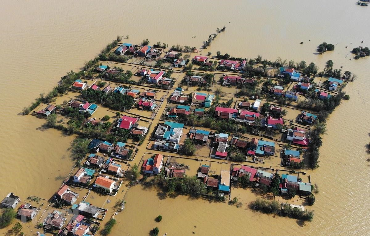 Thôn Hữu Tân, xã Tân Ninh, huyện Quảng Ninh (Quảng Bình) bị nước lũ cô lập hoàn toàn. (Ảnh minh hoạ: Danh Lam/TTXVN)